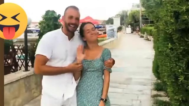 men and women pee in the sidewalk? 🤣 and they're laughing all about tree 🌴 prank 😅 смотреть онлайн