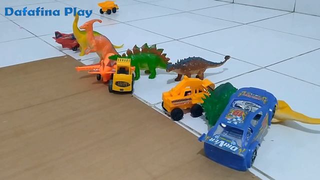 Mobil Balap Menabrak Dinosaurus Lucu | Mainan Anak