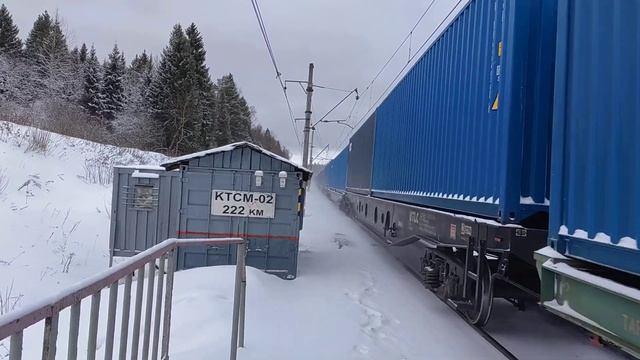 "Приветливые машинисты 221 км №7!" Электровоз ВЛ10У-567 с контейнерным поездом смотреть онлайн
