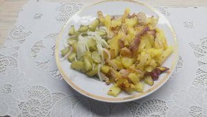 Жареная картошка с салом. Это очень вкусно.