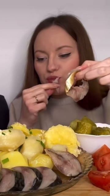 #мукбанг #mukbang #скумбрия #картошка #рыба #картошкасрыбой #русскийстол #русскаяеда #мукбангроссия