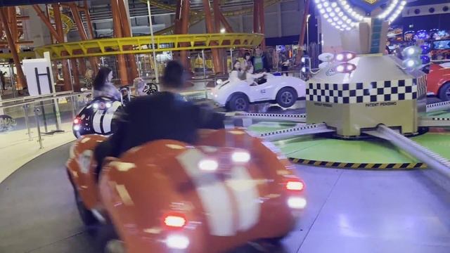 Майя с РОДИТЕЛЯМИ катается на АТТРАКЦИОНАХ. Веселый ДЕНЬ из нашей жизни смотреть онлайн