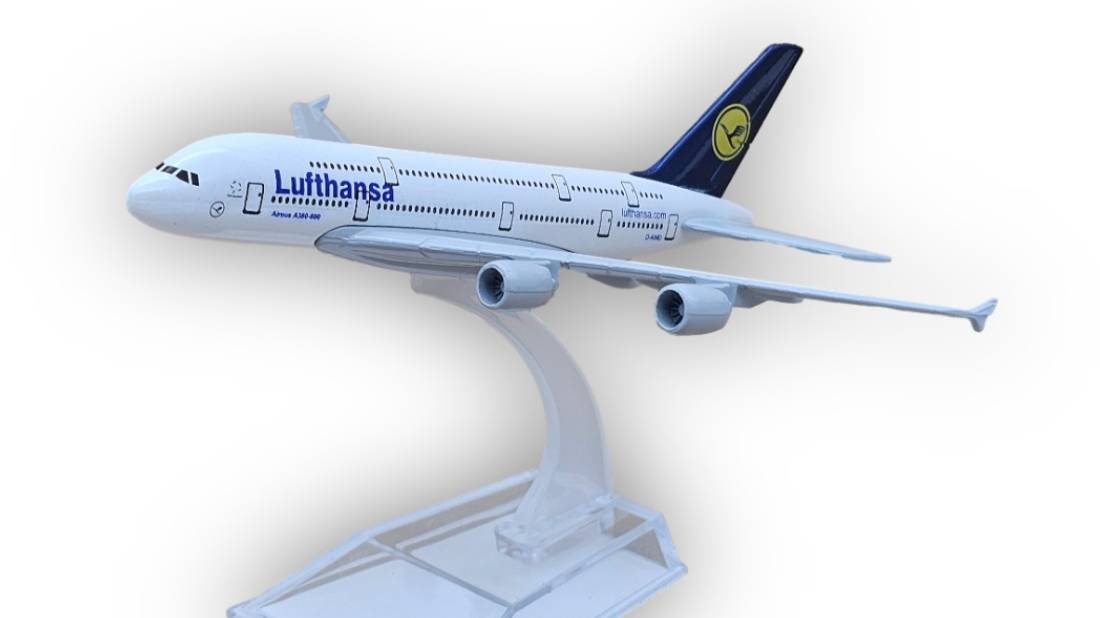 Модель самолета Airbus A380 Lufthansa длина 14 см (без шасси)