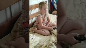 Клип под песню Гюрза одна сестра хочет посмотреть телевизор одна вторая сестра хочет посмотреть с н