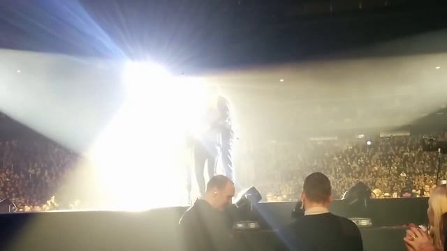 Selfie with Kylie Minogue in Kaunas, Lithuania - Kiss Me Once Tour 2014 смотреть онлайн