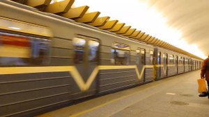 "Приветливый машинист с приветливым гудком!" Метропоезд Ема-502 отпр. со станции "Политехническая"