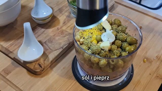 Pasta z ciecierzycy  z oliwkami  -przystawka humus - pasta do pieczywa