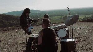 el Videoclip fue hace 1 años tocó la guitarra un tema de improvisarcion la montaña de alto del rayo