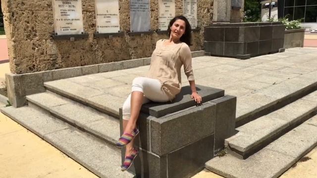 Tsetsi shows Old Communist Monuments in the Bulgarian Park. Цеци в Долината на Розите!