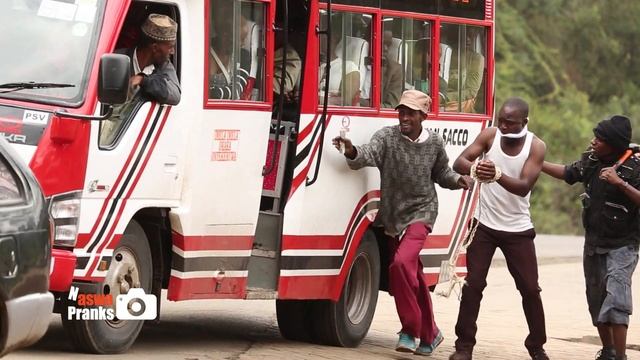 Forcing a Suspect into a Bus смотреть онлайн