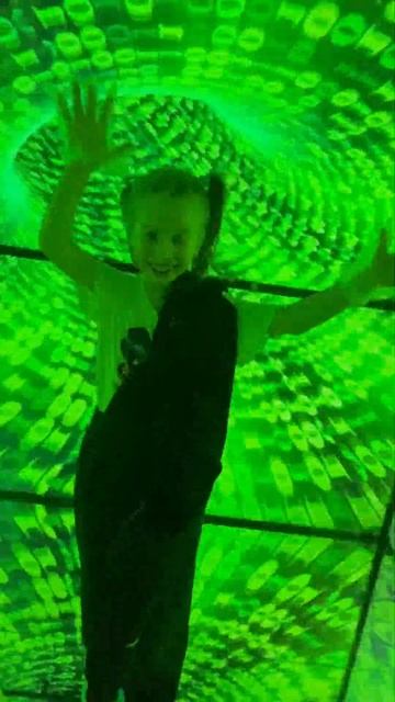 Мир иллюзий находится в Даймонд сити. Очень понравилось! Только папеньку немного ушотало 🤪 #минск смотреть онлайн