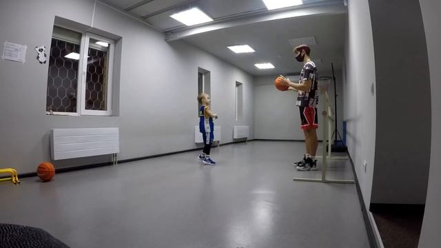 12 - Баскетбол в 4 года: Илья первый раз в жизни набивает 20 раз ведя два мяча одновременно!