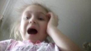 открываю подарки которые подарили девочки  на день рождения!