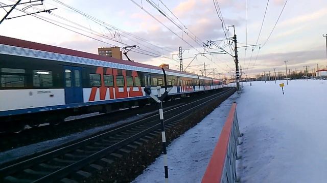Электропоезд ЭГ2Тв-025 "Иволга" с сообщением "Нахабино-Подольск" приезжает на конечную станцию.