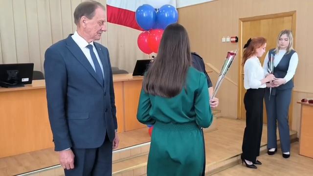 Павел Сурков вручил паспорта гражданина Российской Федерации юным жителям Татищевского района смотреть онлайн