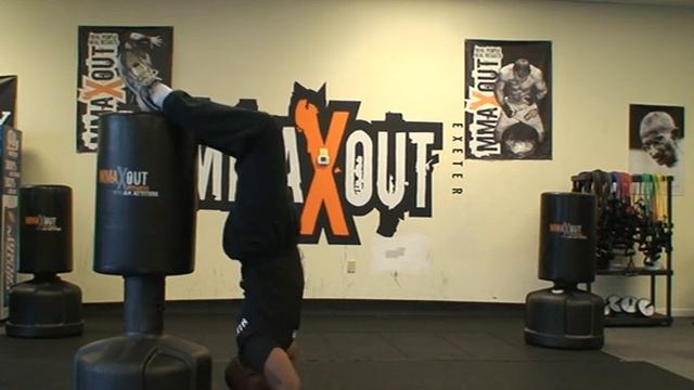 Newton Boy Fitness : Hand stand push up смотреть онлайн