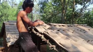 Построил Дом своими руками в лесу используя камни грязь и палки