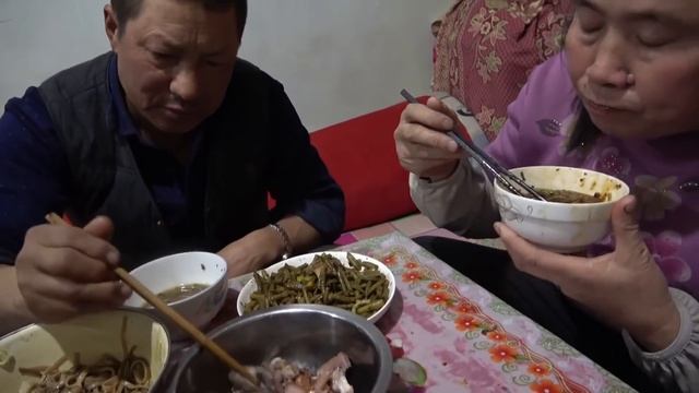 【ENG SUB】酸豇豆炒臘腸，豆腐燴西葫蘆真豐盛！大黑飯桌叮囑媳婦啥？真暖心【泥土大黑】