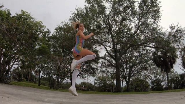 Shuffling to ILY by Surf Mesa смотреть онлайн