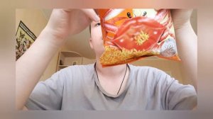 пробую чипсы бенгке с крабом как из детства