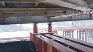 Опускание пролетного строения моста на опорные части