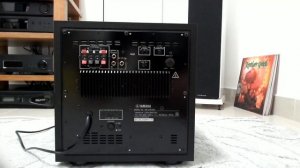 Usando um subwoofer em um sistema estéreo: YAMAHA NS-SW200