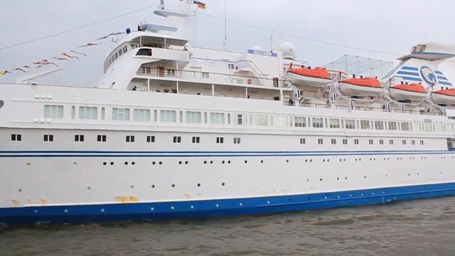 MS Delphin Cruise Ship in Hamburg HD смотреть онлайн