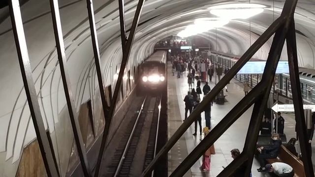 Прибытие метропоезда 81-717/714 "номерной" на станцию Аэропорт. смотреть онлайн