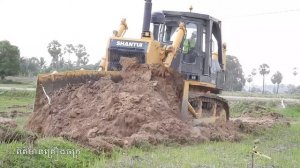 Extreme Operator Bulldozer SHANTUI SD32 for Construction Expressway in Cambodia