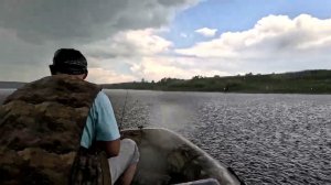 Попали в грозу на реке