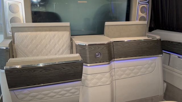 V-class, Vito W447 с перегородкой, откидными креслами и сдвижным диваном смотреть онлайн