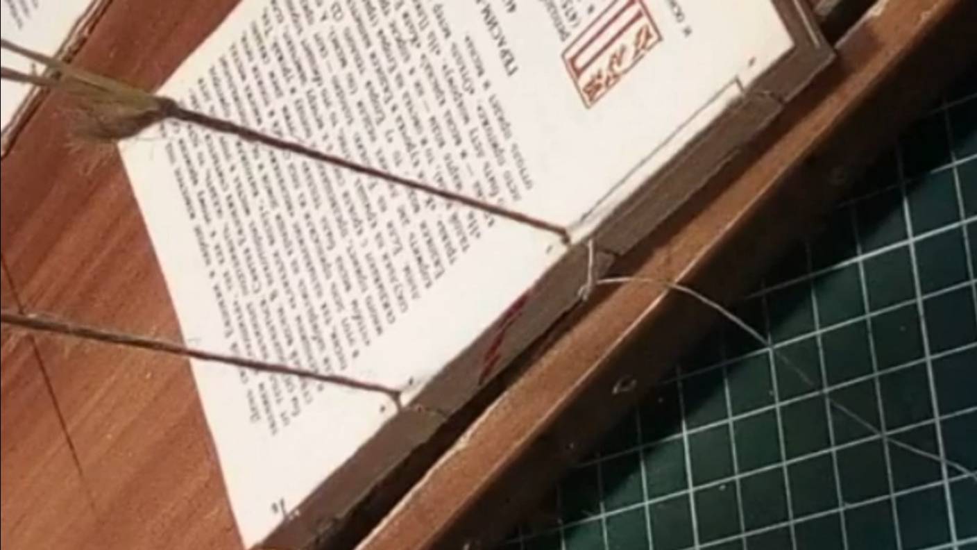 Процесс реставрации книжного переплёта