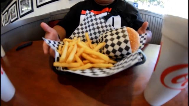 SUPER CHILI BURGERS CHINO CALIFORNIA REVIEW BY DJ KOMETA смотреть онлайн