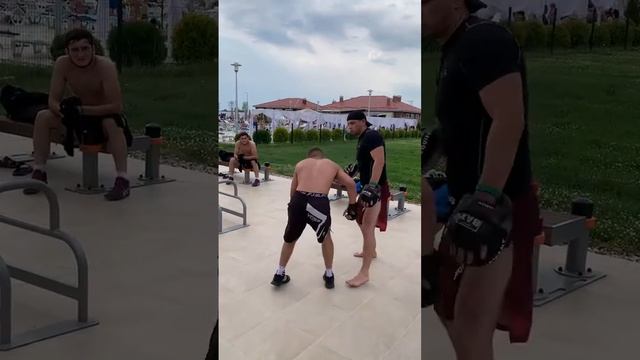 Руслан Петравичус отработка на лапах в конце тренировки Б.К Янтарные Тигры смотреть онлайн