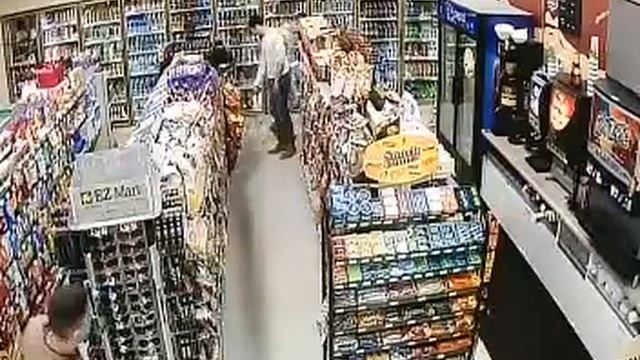 Man urinates on snack display in Mount Pleasant, Mich. store смотреть онлайн