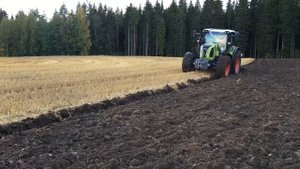 Claas Arion 470 kyntämistä