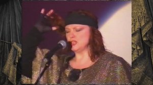 Песню "Последняя битва Титана" исполняет Валентина Игнатьева