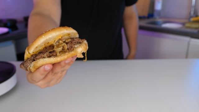 BURGER Z CEBULĄ ZA 4 ZŁ | Kuchnia Studenta #61 смотреть онлайн