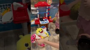 Мама акула папа акула малыш акула