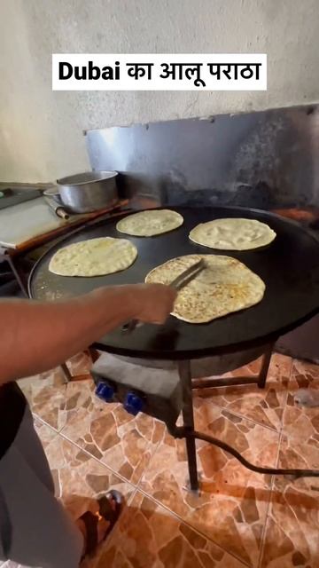 Dubai Biggest Aloo Paratha #streetfood #indianstreetfood #provikrant #shorts смотреть онлайн