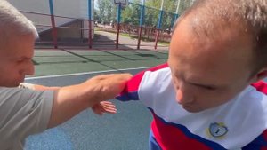Защита от удара ножом снизу в живот