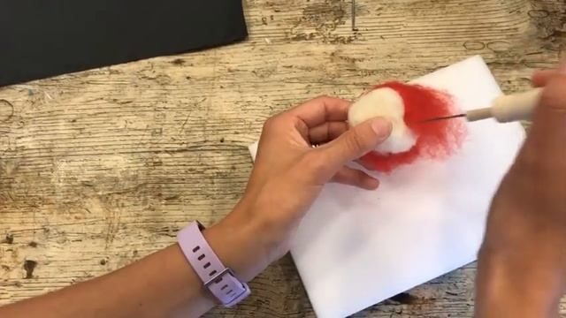 Come usare la lana cardata: creiamo un portachiavi a forma di mela!