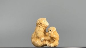 Нэцкэ Обезьяна с малышом.