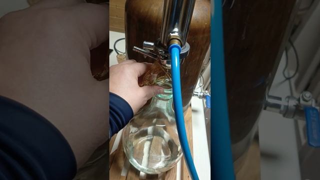 Наливай. Пьем самогон прям из аппарата!!! #винокурняфомаменделеев