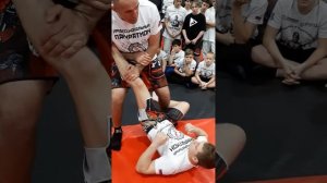 Алексей Олейник. правильная техника удушения от "удава"