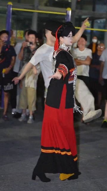 Wujiamo, Tibetan dance beauty, beautiful Yi costumes смотреть онлайн