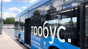 Электробус КАМАЗ-6282 следует по маршруту 171 ”Электрозаводский Мост - Камчатская ул.”