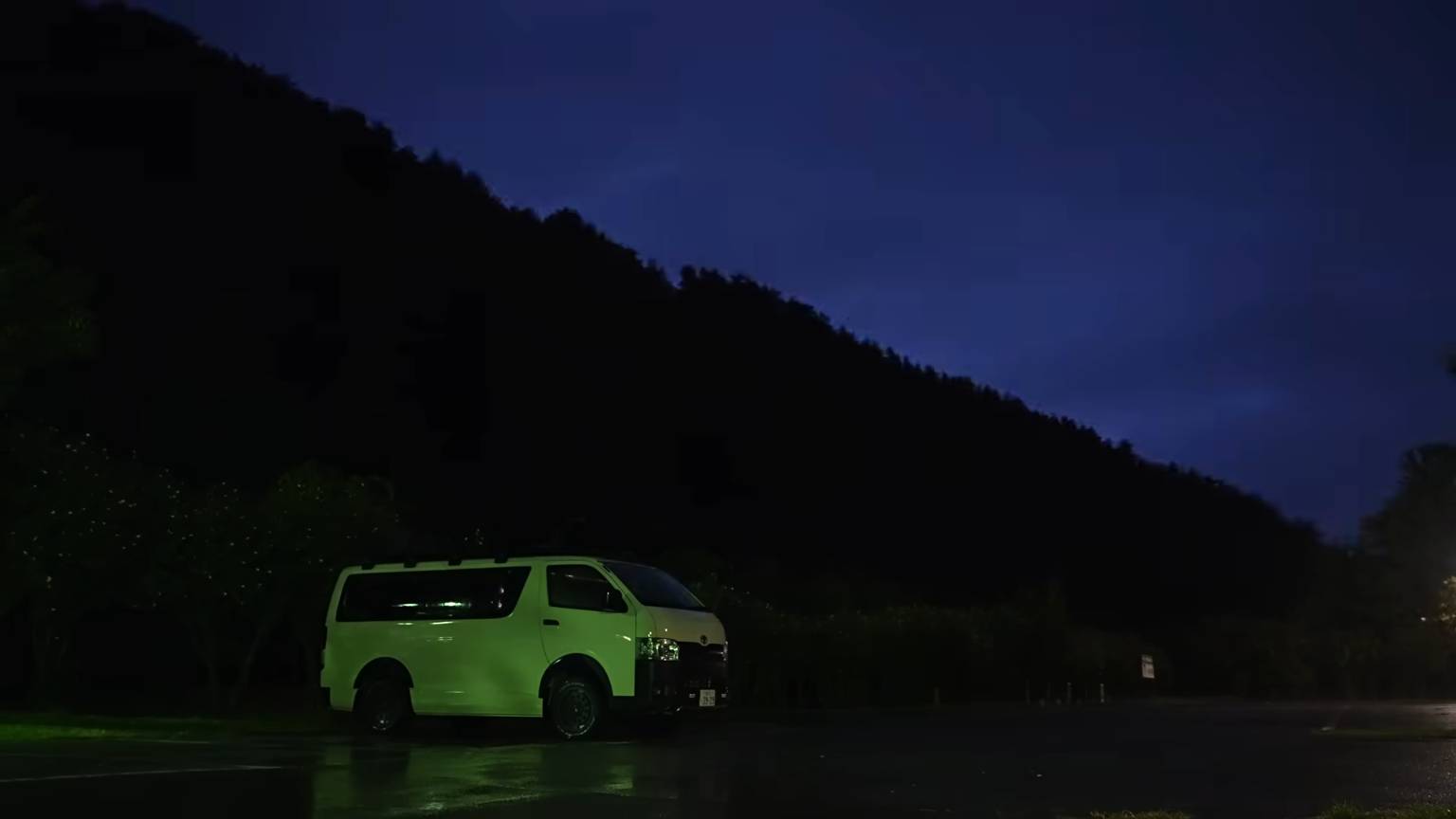 Ночевка в минивэне, приятный отдых под дождем смотреть онлайн