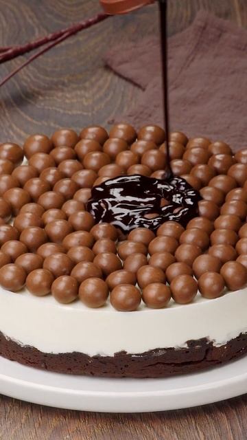 #Shorts So Yummy ChocoLate Mixed KITKAT #TopCake #Satisfying #Chocolate