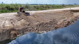 Строительство, засыпка, берег постоянно уходит подводу